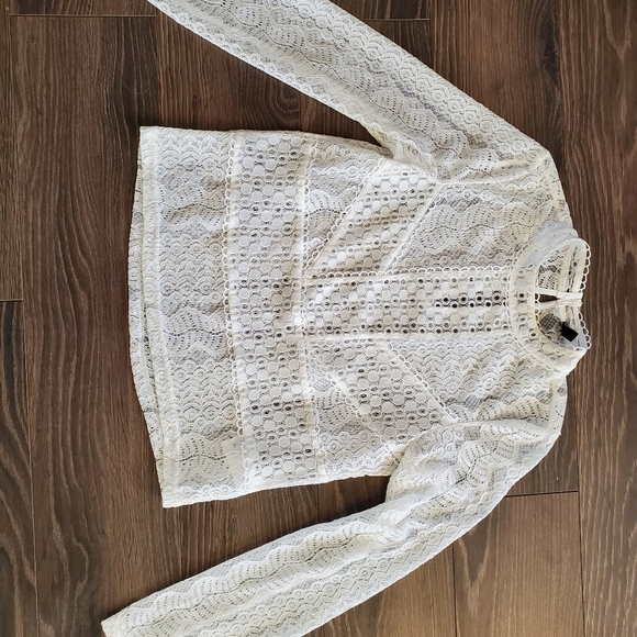 White lace top - Picture 4 of 7